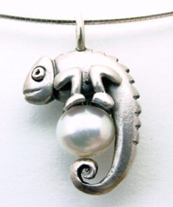 Pendant with necklace*, chameleon: 925 Sterling Silver, white freshwater pearl