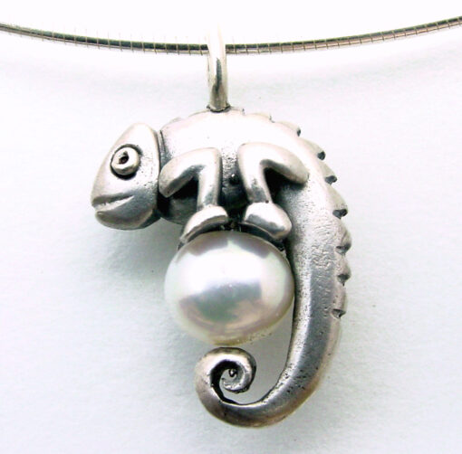 Pendant with necklace*, chameleon: 925 Sterling Silver, white freshwater pearl