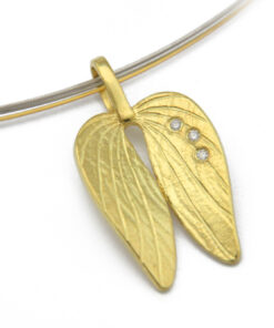 Pendant with necklace*, medium size Mopane leaf:  375 Gold (9ct), 3 diamonds (total 0.03 ct, I-J, si)