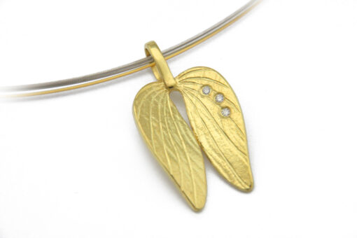 Pendant with necklace*, medium size Mopane leaf:  375 Gold (9ct), 3 diamonds (total 0.03 ct, I-J, si)